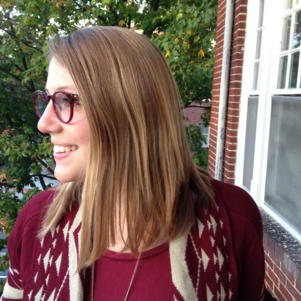 Sara rocks some s carlet tortoise Percey frames .