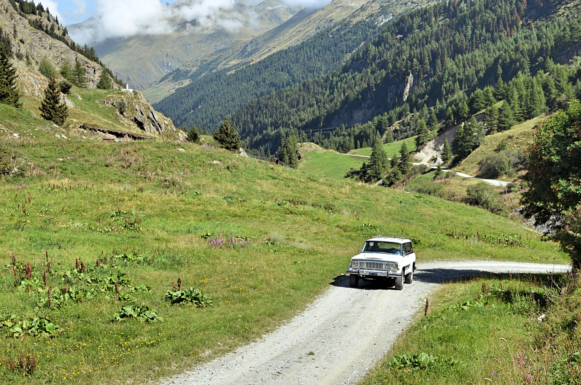 jeep-cherokee-in-the-mountain-swiss-1.jpg