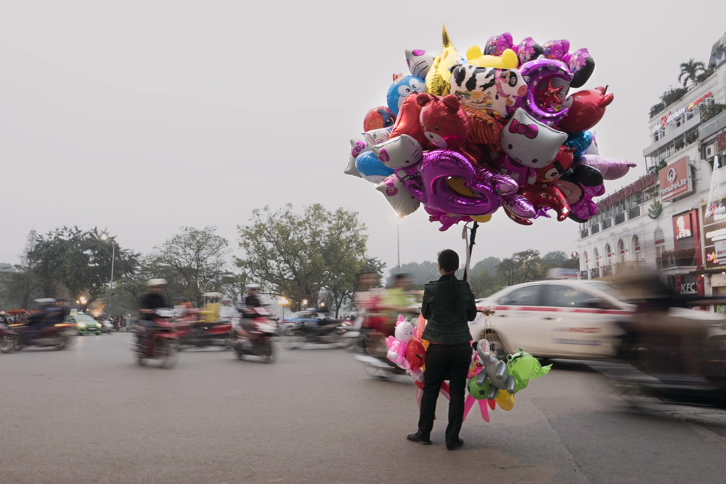 balloon_lady_hanoi_working_002.jpg