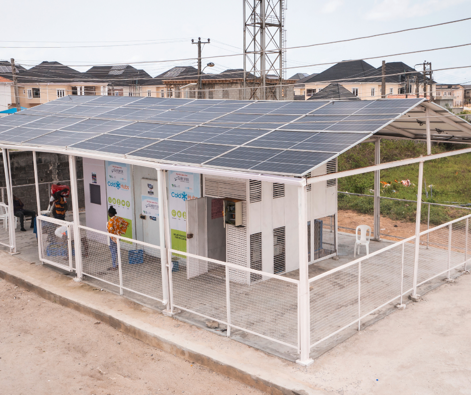 Installation ColdHubs à Ibeju Lekki au Nigeria avec chambres froides sous panneaux photovoltaïques