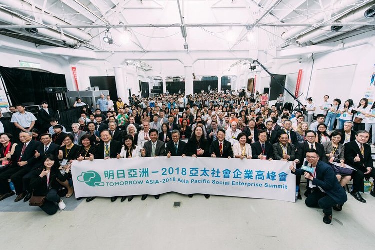 行政院、台中市政府、社企流、喜憨兒基金會及以立國際服務共同主辦的「明日亞洲」高峰會5日開幕,副總統陳建仁、行政院政務委員唐鳳、台中市長林佳龍、星展銀行(台灣)總經理陳亮丞等人士都出席。(「社企流」提供)