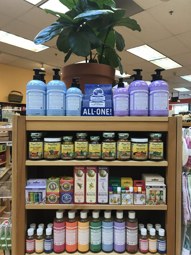 在 Cambridge Naturals 門市中，為已取得Ｂ型企業的品牌有一個專屬的展示櫃。 Dr.Bronner，MegaFood 和 W.S. Badger 品牌在這裡看到。
