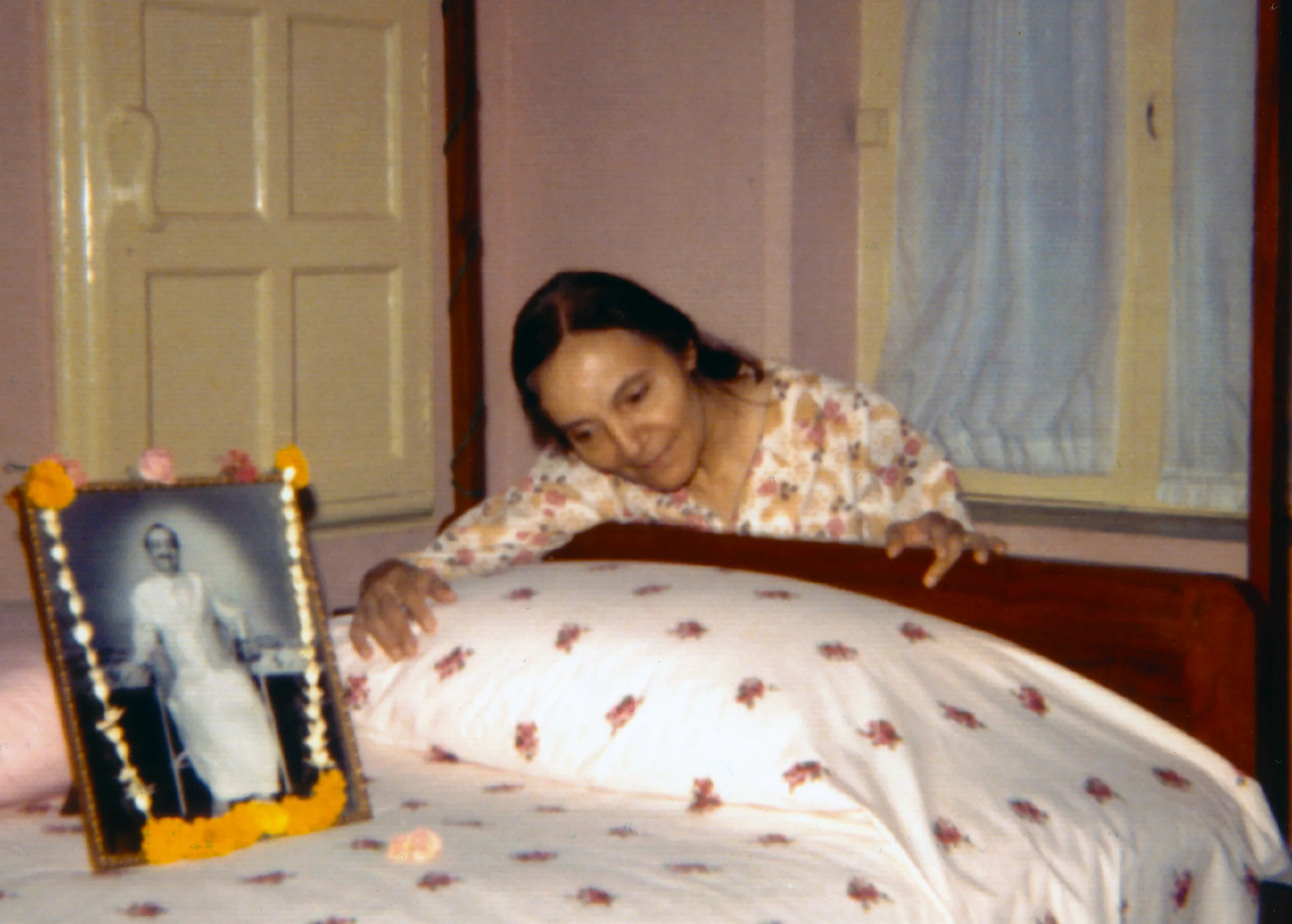 Mehera_Baba's bed.jpg