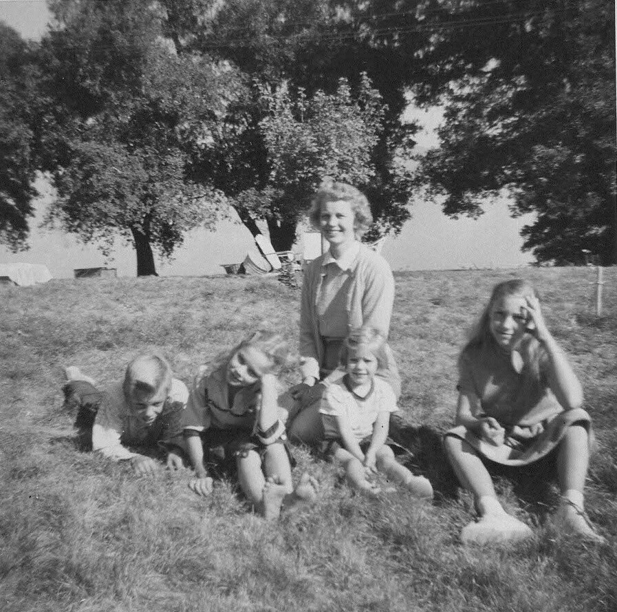 Beatrice+Dimpfl+and+four+Dimpfl+children+Nov+1956+-+Lud+Dimpfl (1).webp