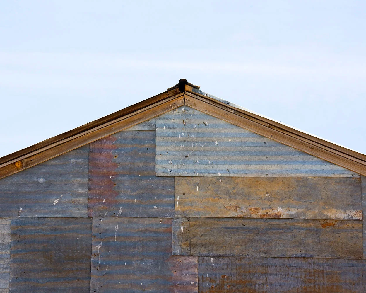 Title: 4585A-19617 (metal siding), Archival pigment print, 20x16", 2008