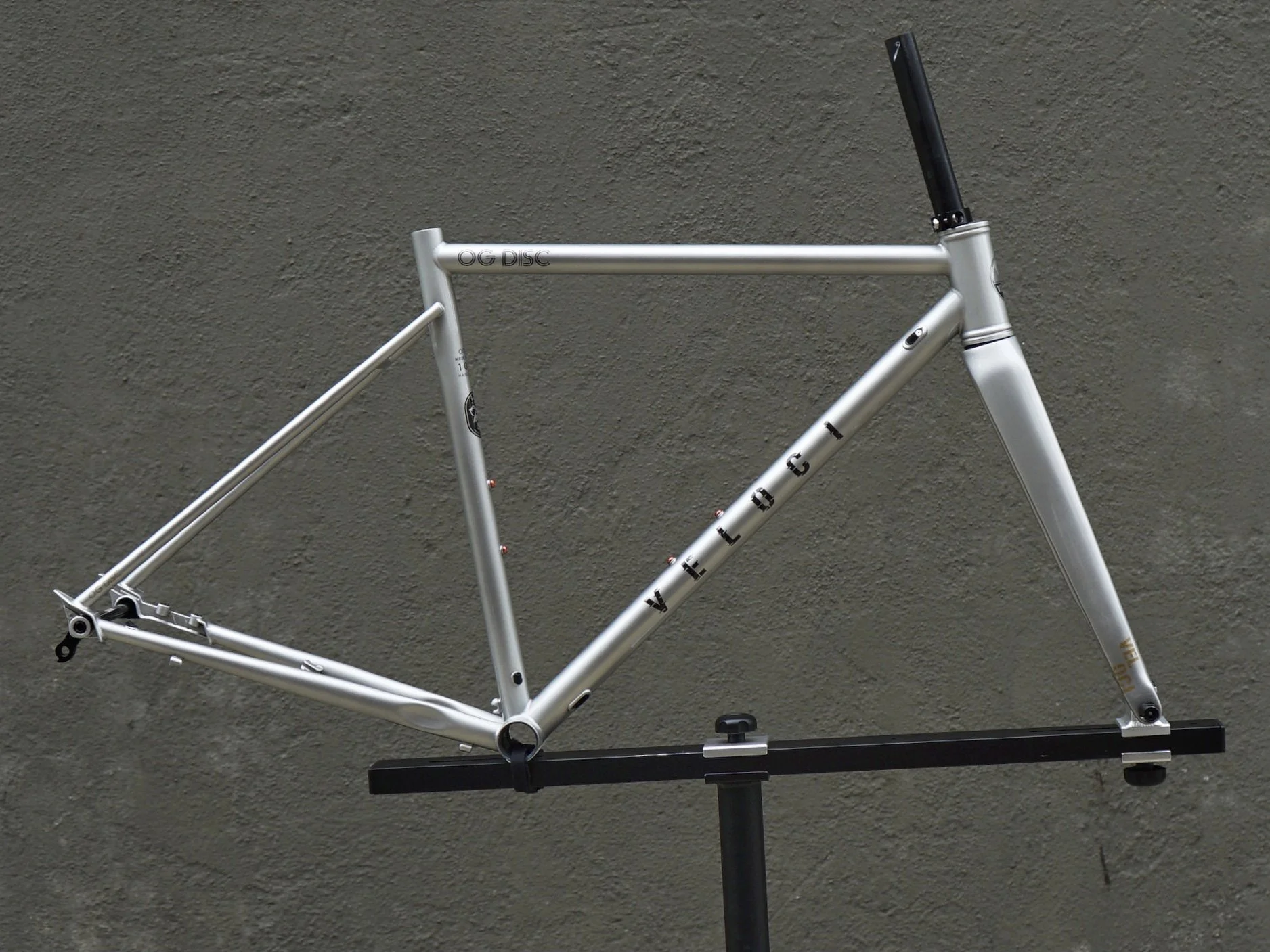 veloci og disc steel road frame bike.JPG