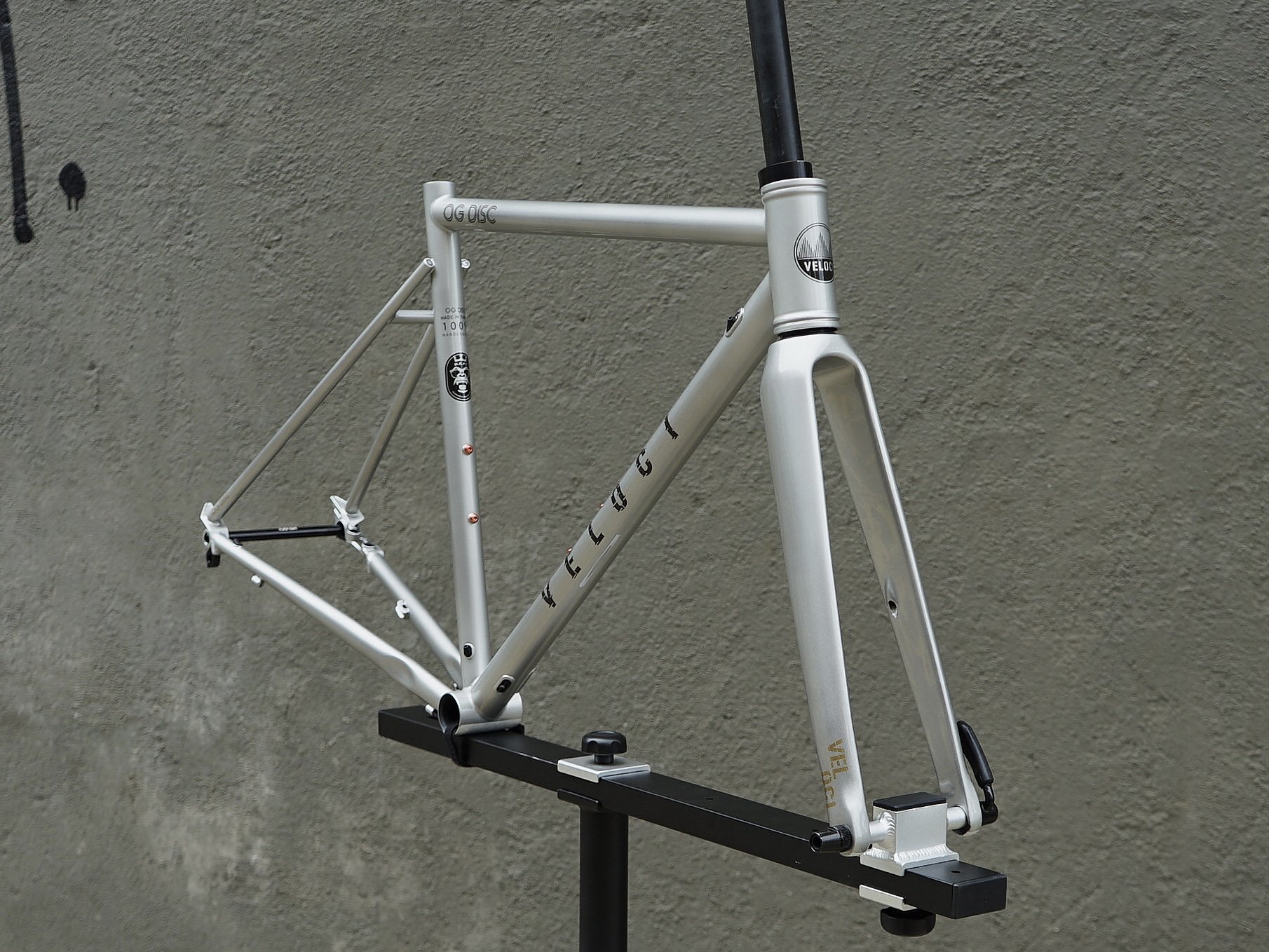 veloci og disc steel road frame bike.JPG