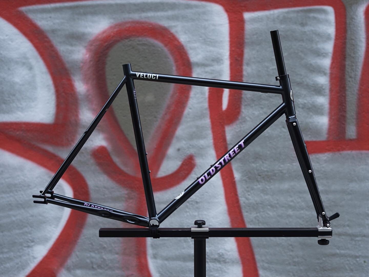 The new 2023 OLD STREET inherits the proven performance geometry from its previous model and receives a new paint scheme ( Glitter Black) along with several upgrades to enhance the single-speed spirit. First of all, the inner brake cable routing has 