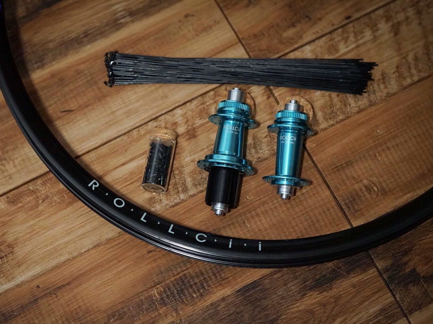 ROLLCii GRA23 Custom Wheelset &ndash; Built for Adventure, Designed Your Way!
Upgrade your ride with more personality with the ROLLCii GRA23 custom wheelset, featuring the GRA23 aluminum rim, RC27DB Center-Lock hub, and PILLAR J-bend spokes. Whether 