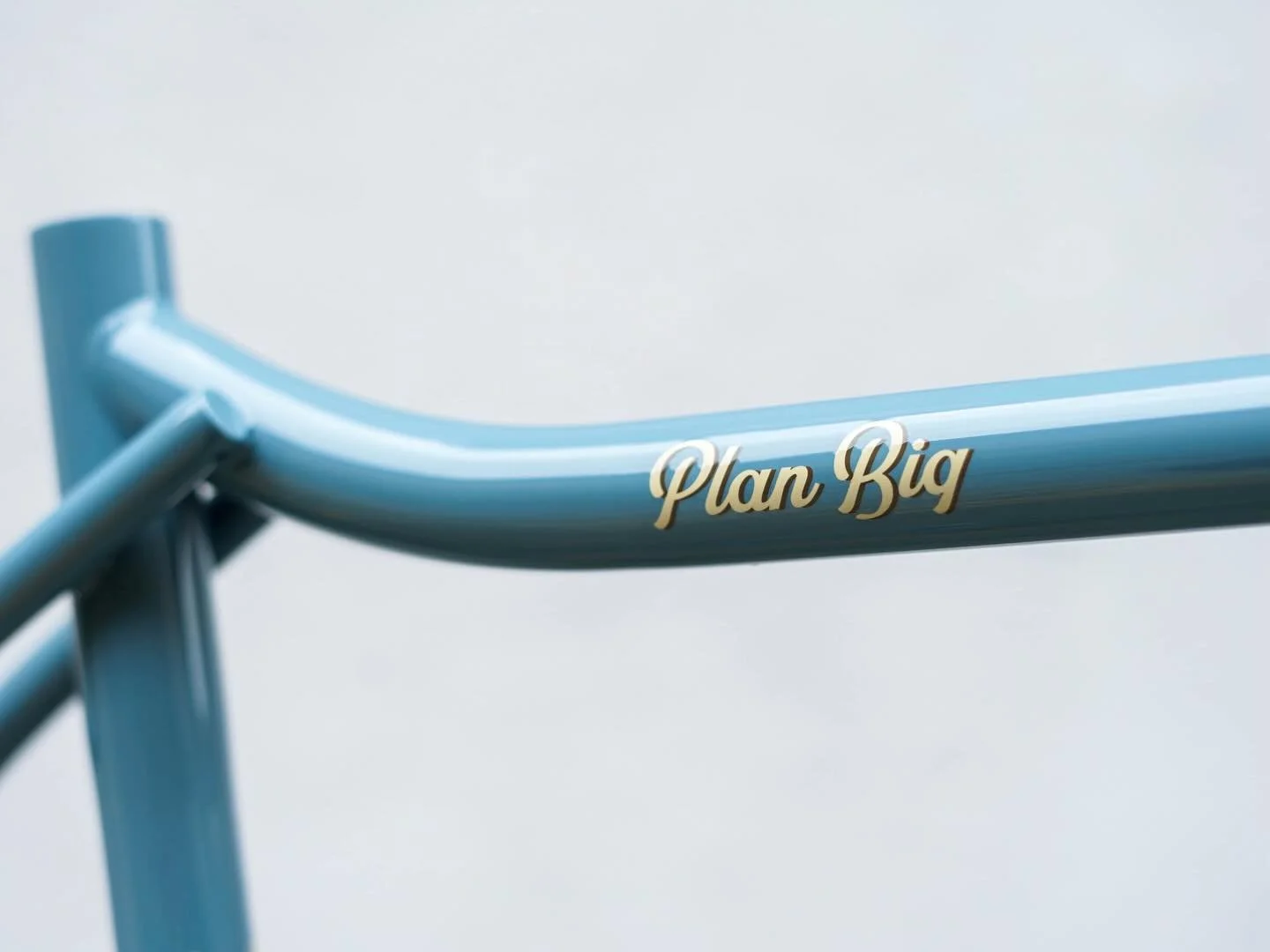 Washed Denim Blue &mdash; the latest color for our PLAN BIG V.3 frameset.
Soft, calm, and quietly confident, this light grey-blue hue brings a sense of ease to every ride. Inspired by worn-in denim that gets better with time, it&rsquo;s a color that 