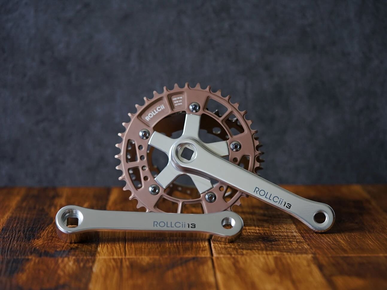 ROLLCii ROCKER V2.1 1X Narrow Wide Chainring
Engineered for durability and performance, the ROCKER V2.1 features a precision narrow-wide tooth profile that improves chain retention and reduces wear&mdash;extending lifespan on every ride. CNC-machined