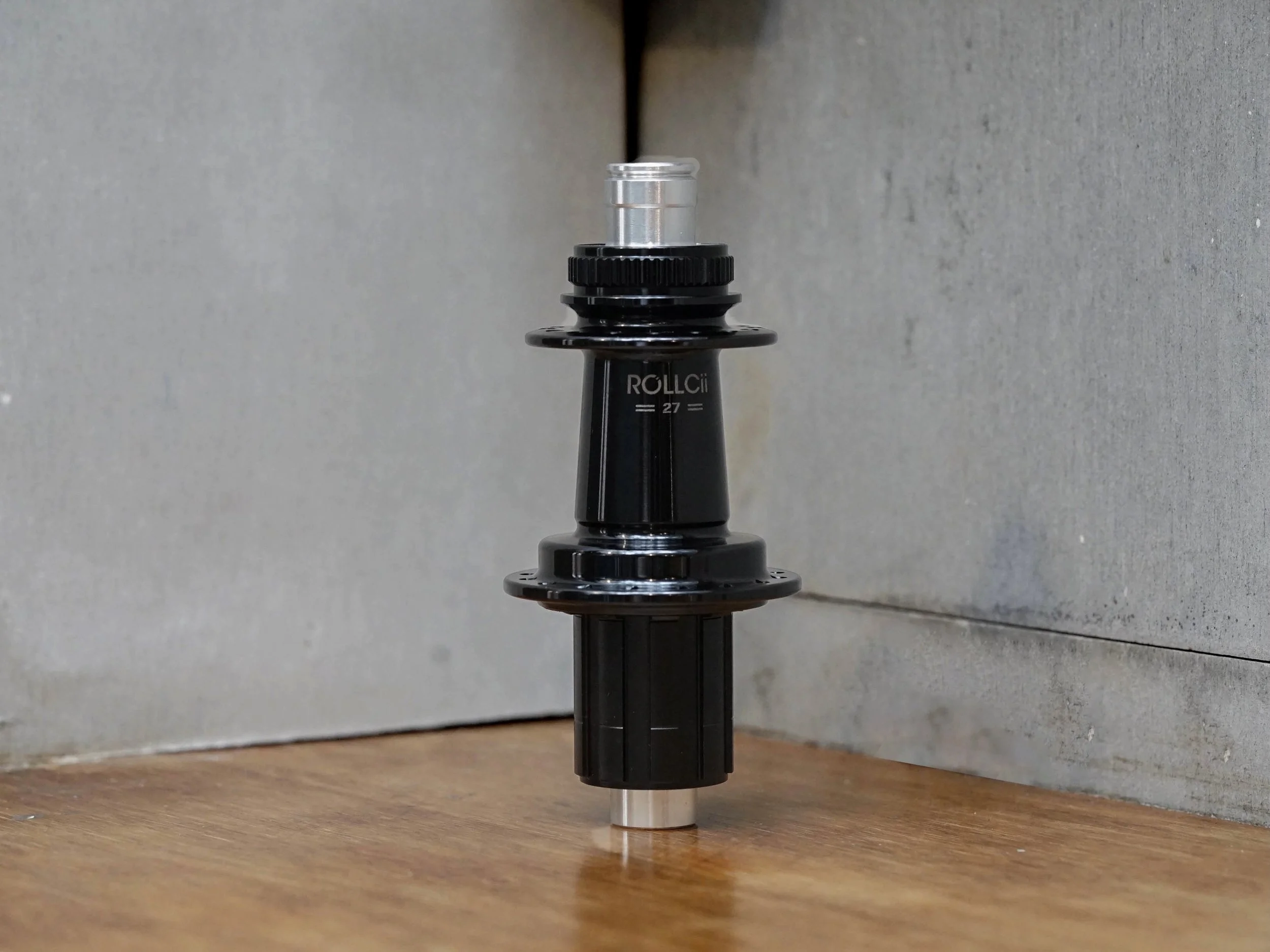 rollcii rc27db center lock rear hub black.jpg