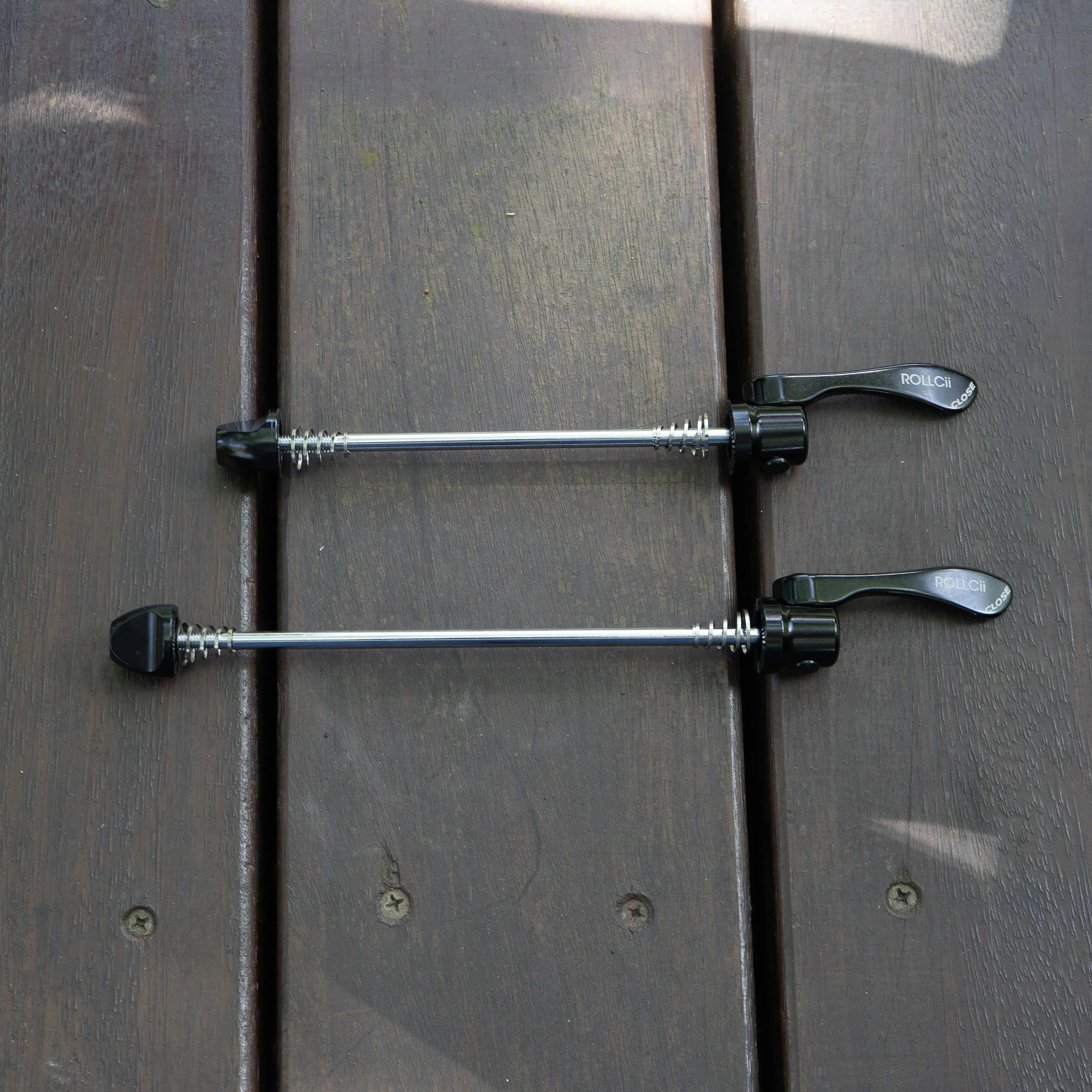 rollcii-internal-cam-quick-release-skewers-black-2.jpg