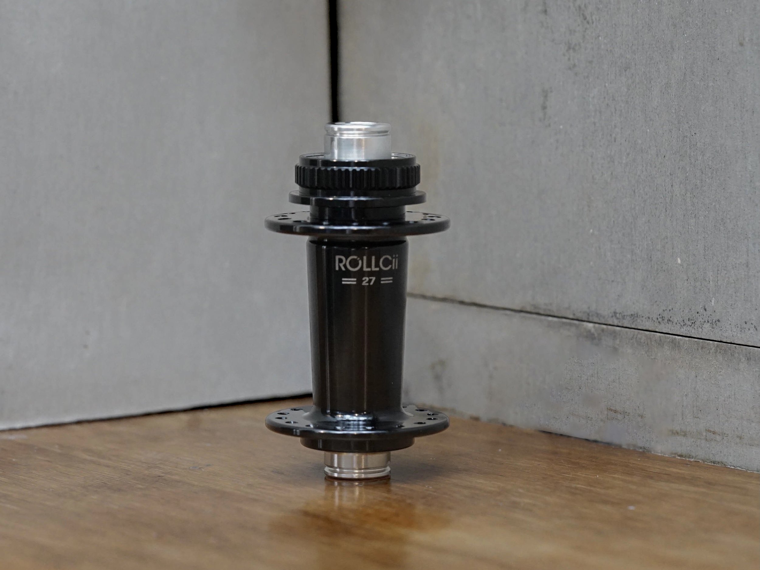 rollcii rc27db center lock front hub black.jpg