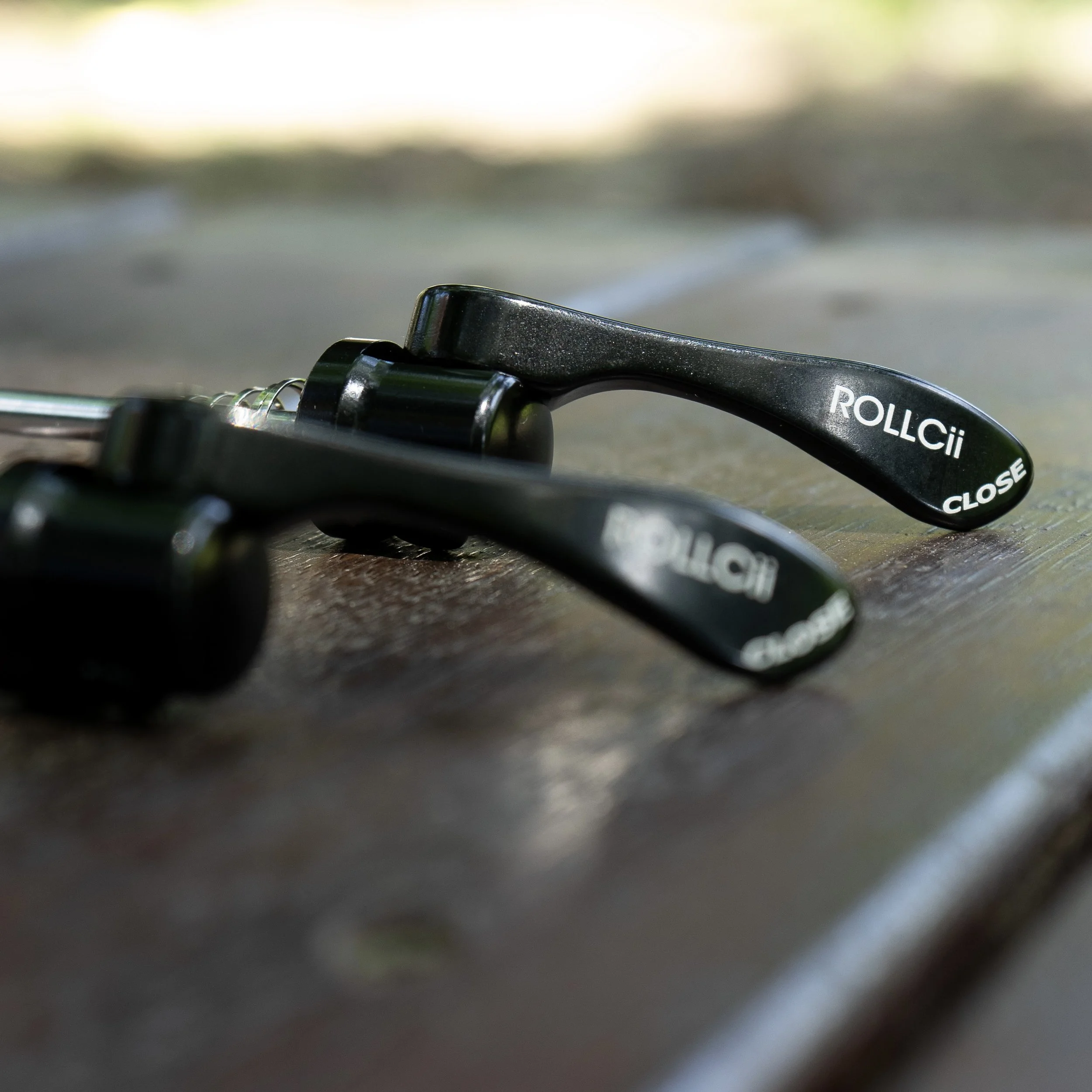 rollcii-internal-cam-quick-release-skewers-black.jpg