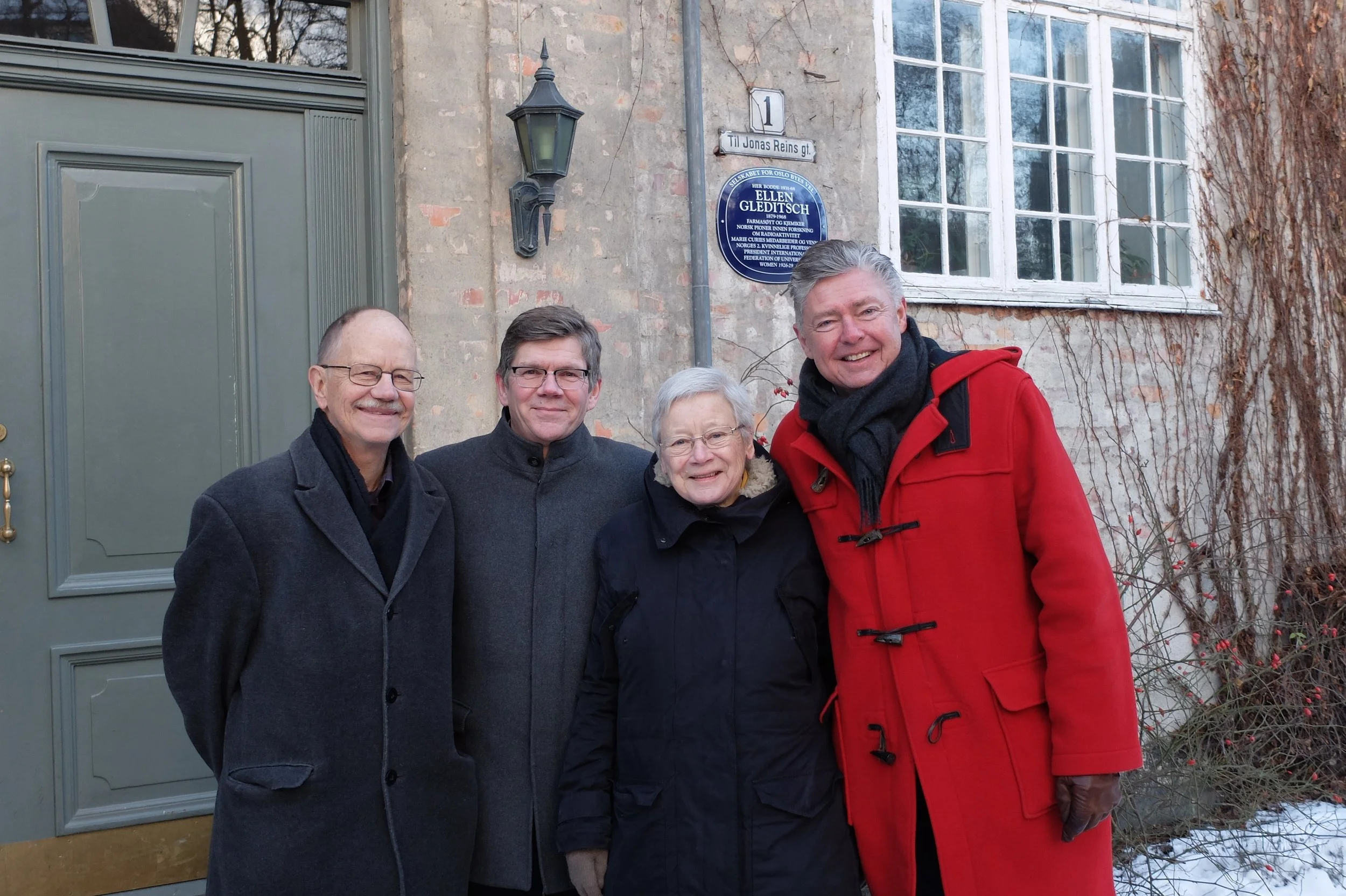 Fra venstre: Nils Petter Gleditsch, rektor ved Universitetet i Oslo Svein Stølen, Karin Bruzelius og generalsekretær Ole Rikard Høisæther i Oslo Byes Vel. Foto: Eivind Torgersen, forskning.no