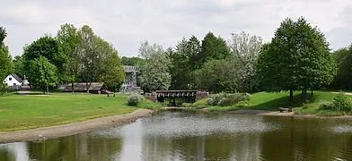 Middelalderparken_med_Alnas_utløp_sett_fra_Kong_Håkon_5.s_gate.jpg