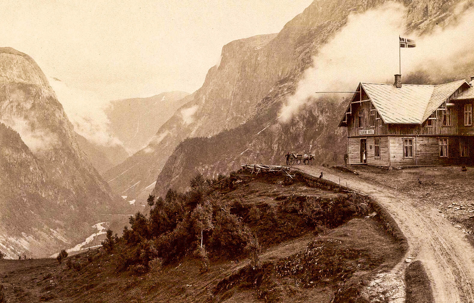   Det første hotellet på Stalheim åpnet 15.mai  1885.  