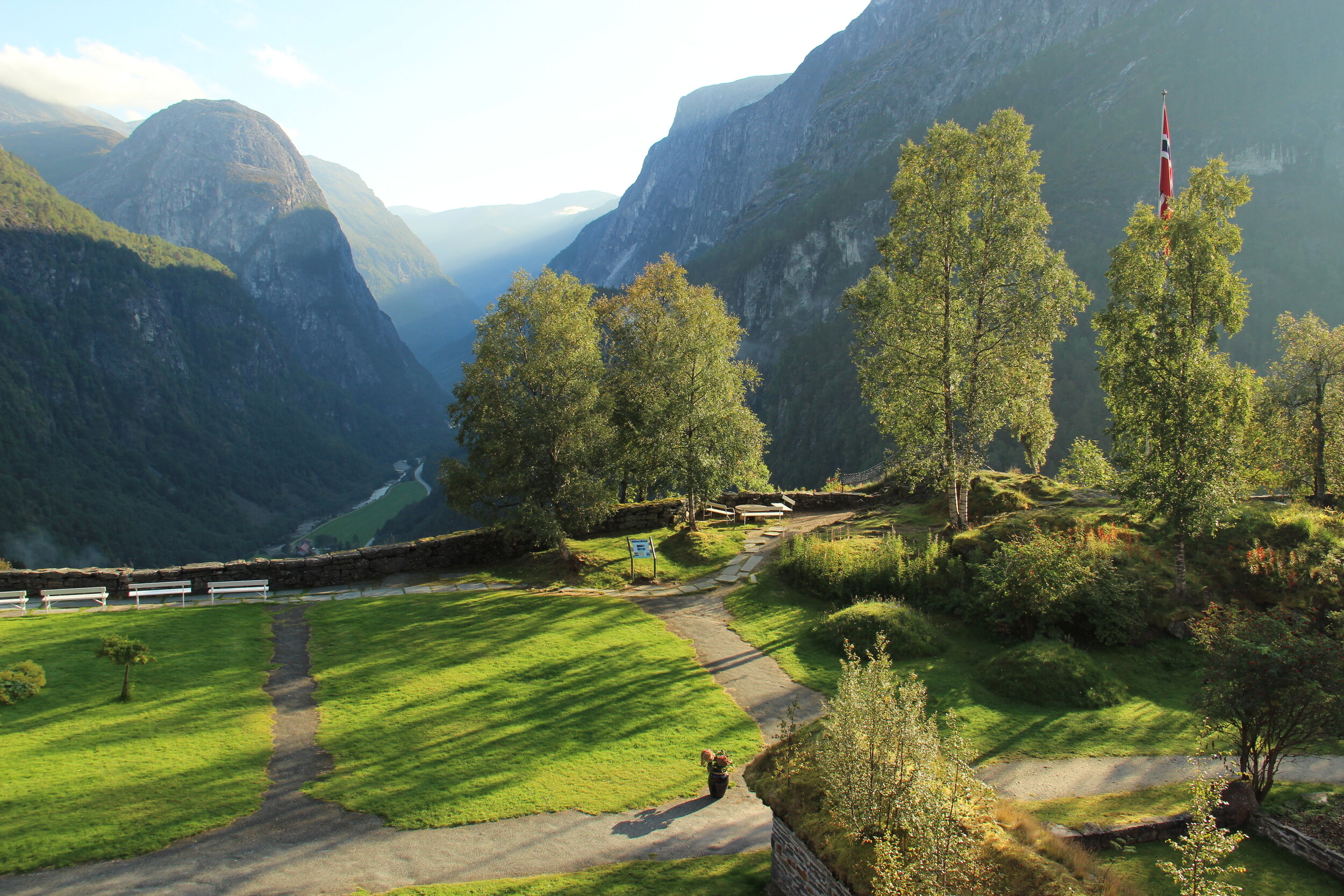 Nærøydalen+og+Jordalsnuten+sett+fra+Slalheim+Hotel.JPG