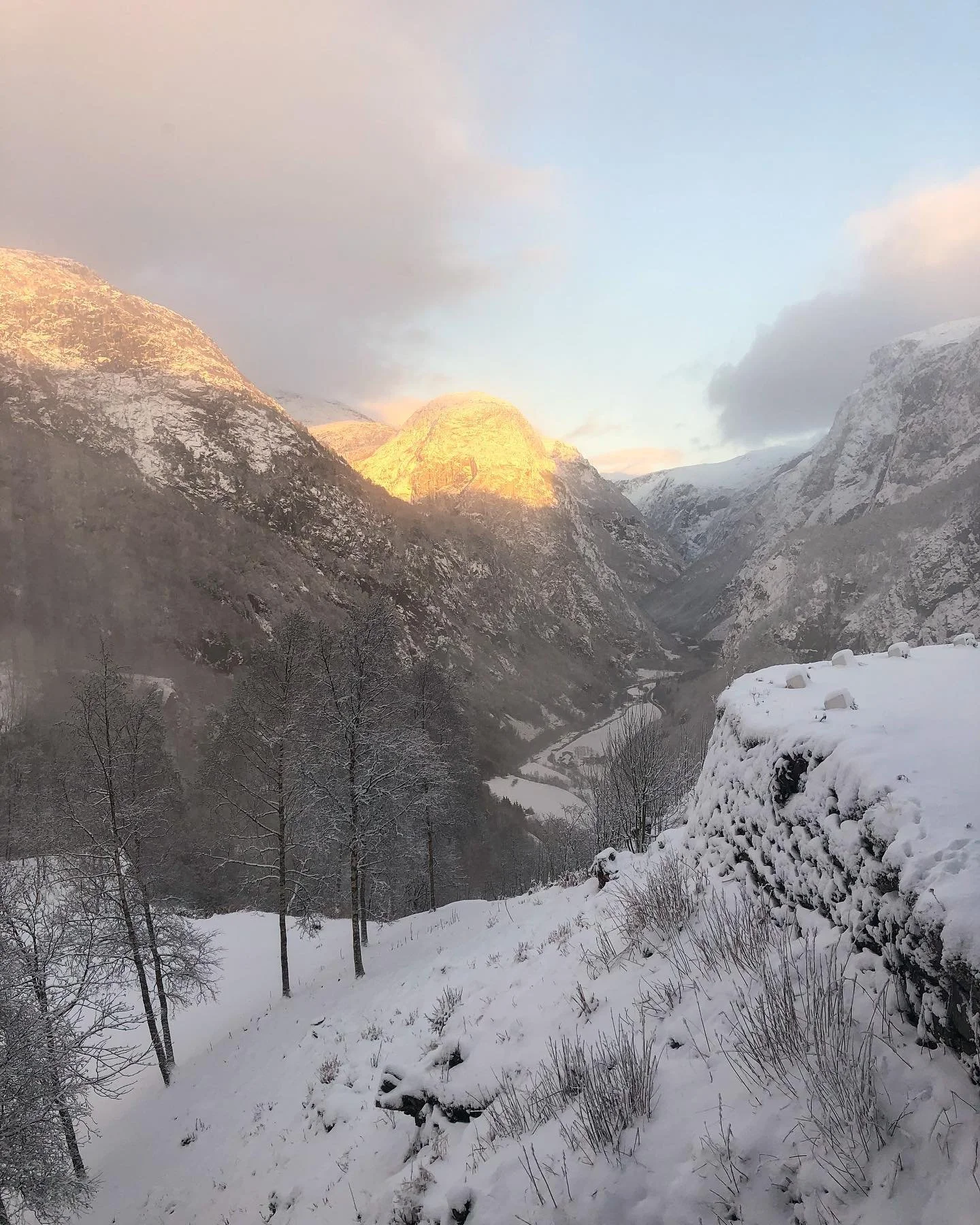 It's not just beautiful here in the summer! Winter here offers beautiful pastel colors and white landscapes. Even though we are closed, it is still possible to drive by and see the view from the road 🏔️❄️ // It's not just beautiful