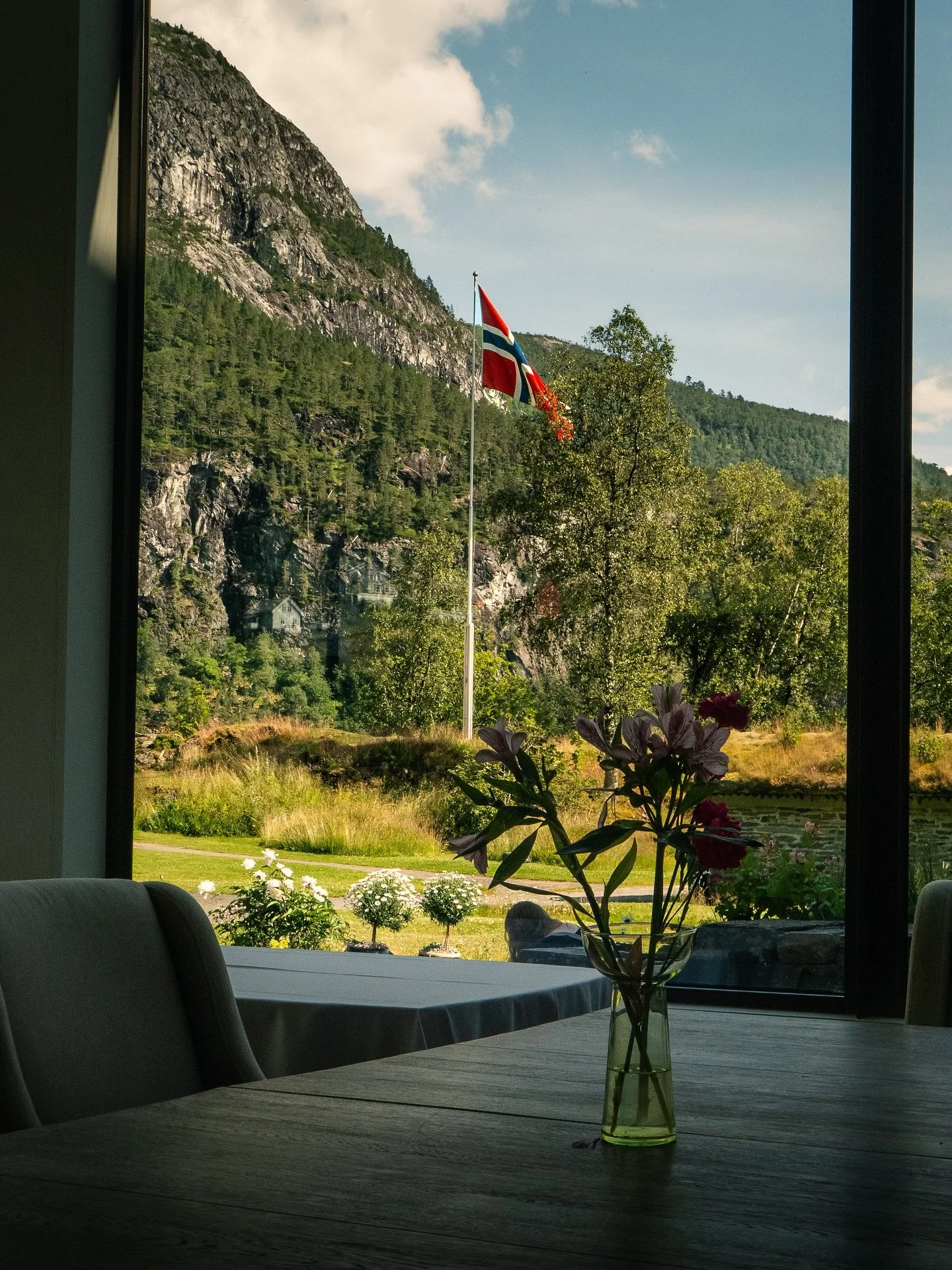 Summer evenings in the lounge >>>