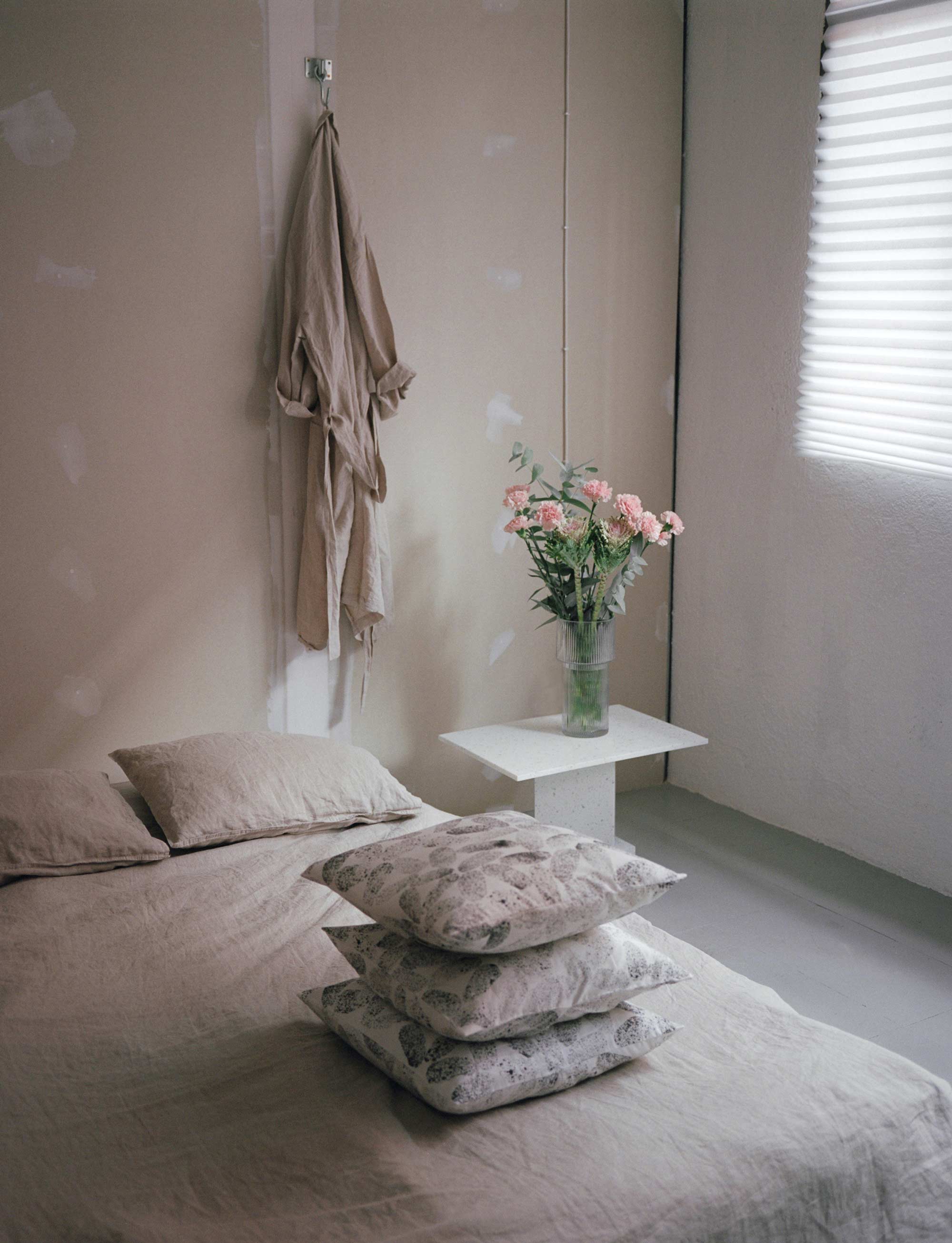 WHITE_01.jpg