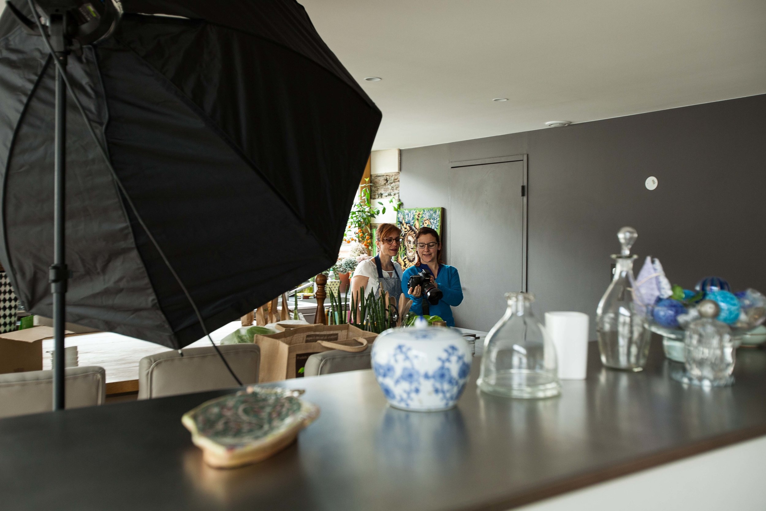 Session portrait professionnel en toute détente dans un contexte de travail