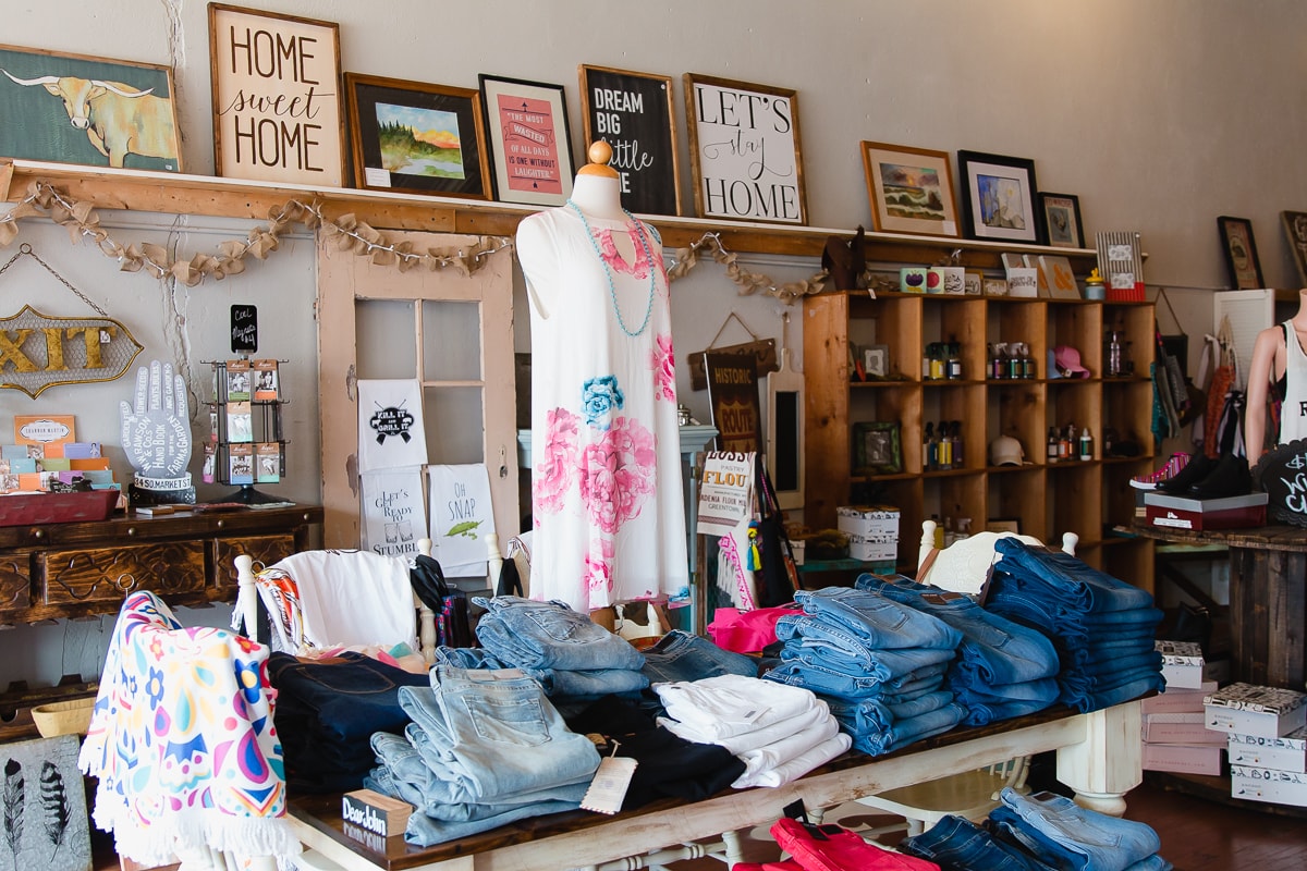 what_to_wear_for_senior_pictures_FlyingVMercantile_BoutiqueFeature_105.jpg
