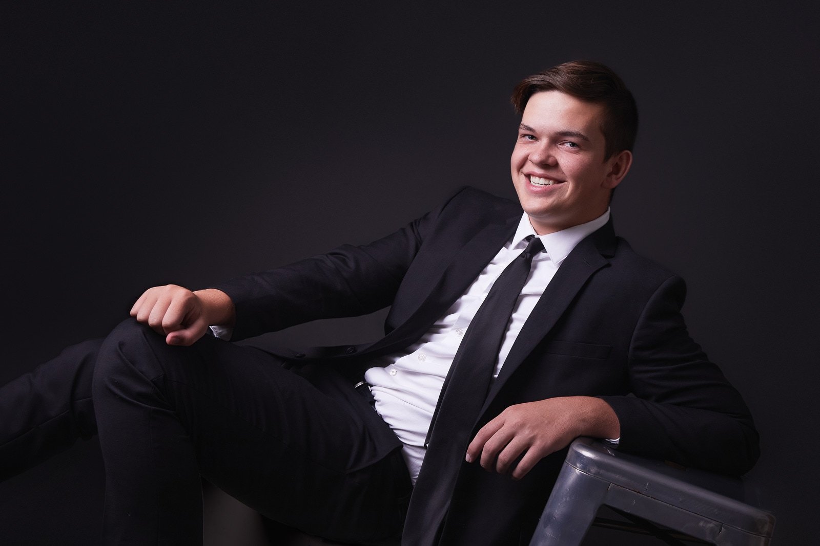 modern studio senior portraits_ 3932.jpg