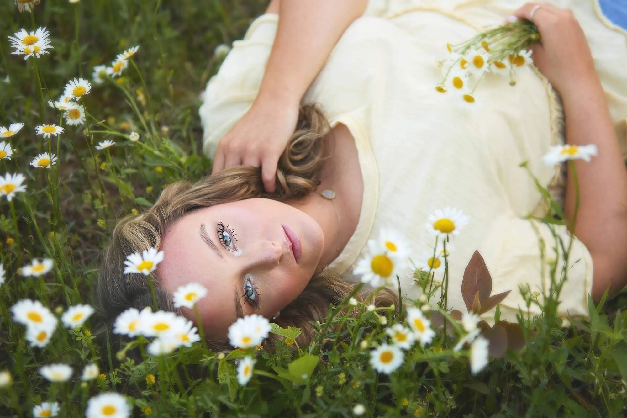 beautiful-natural-senior-pictures-in-a-field-15.jpg