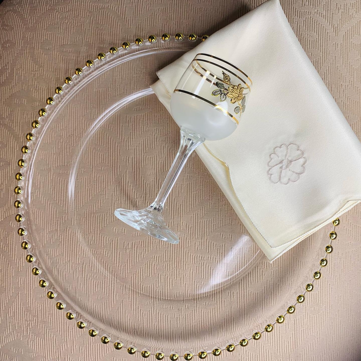 Sneak peak of the New Year&rsquo;s theme decor : gold + ivory |stay tuned ✨
.
.
.
Items @luxeventrental 

#luxeventrental #gold #ivory #goldchargerplates #wineglass #flowerglass