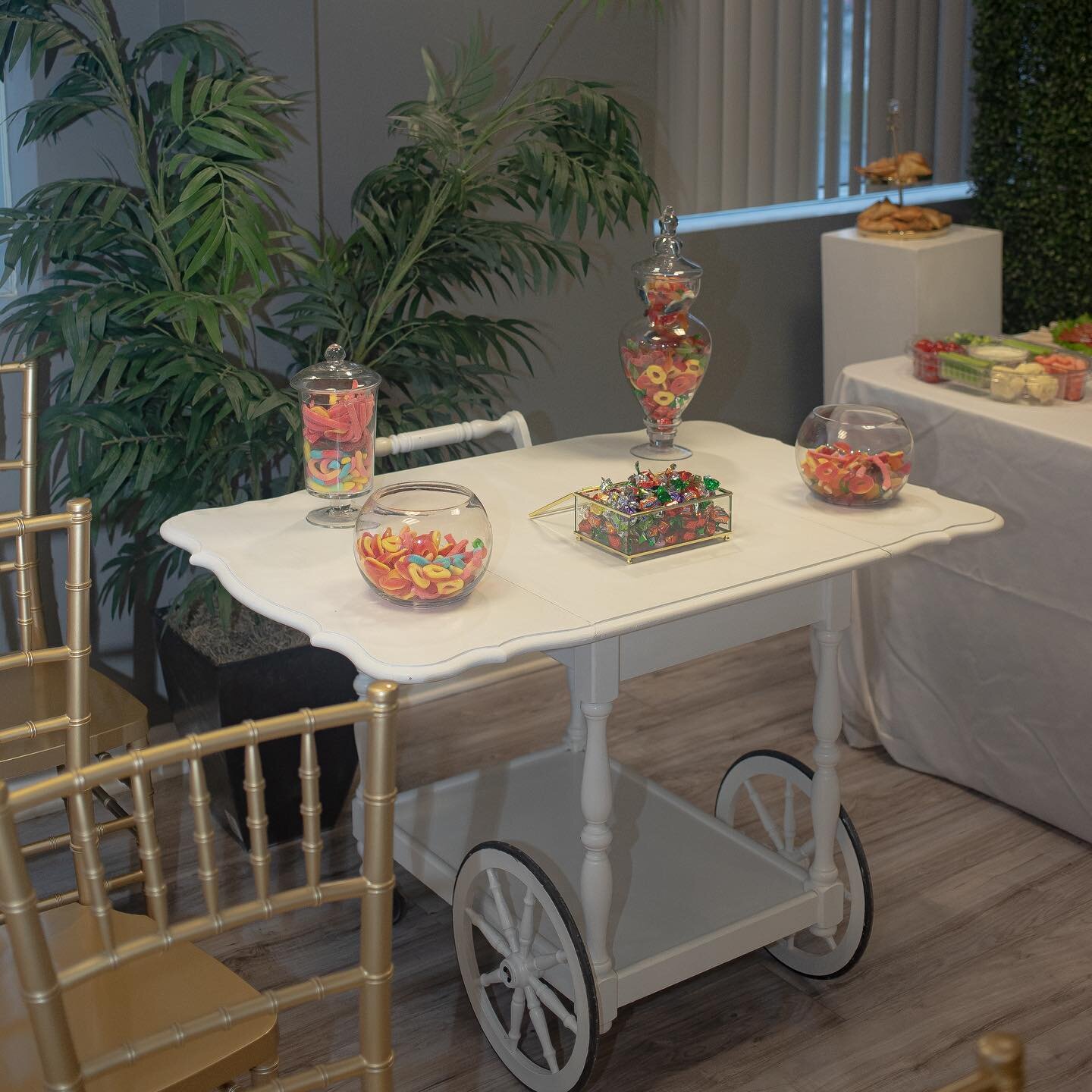 Thank you to @_eestudio  for trusting us to decor their record label ✨

Gold and green theme 🌿✨
.
.
. 

Rentals 
Gold chiavari chair @luxeventrental
Tea cart @luxeventrental 
Candy jar 🍭 🍬 @luxeventrental
White pillar @luxeventrental 
.
#recordlab