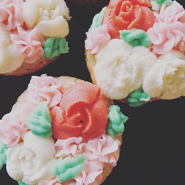 #flowercupcakes #freedelivery #capecod #capecodlife #mothersday #dontforgetmom #cupcakes #cupcakesofinstagram 
Order these flower bouquet cupcakes for mom - free delivery on cape cod ❤️