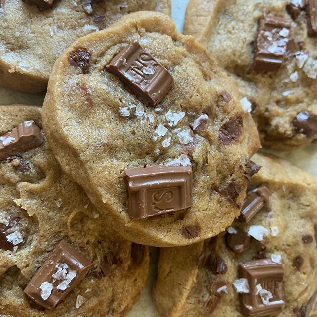 Brown butter chocolate chip cookies.. with Malden sea salt - now available for shipping on cornerofyum.com. #yum #brownbuttercookies #freedelivery #capecodbakery #bakery #pastrycheflife #capecodlife