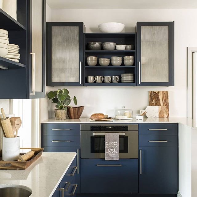 Navy is a unique yet sophisticated choice for kitchen cabinets. What's your ideal kitchen cabinet shade? 
Via @deringhall