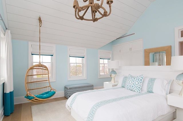 This beautiful coastal bedroom with nautical notes is like a relaxing getaway without leaving home!

Via @carolynthayerinteriors
.
.
.
.
.
#interiors #interiordesign #coastal #beautifulbedroom #bedroominspo #bedroomstyle #bedroomgoals #nantucketinter