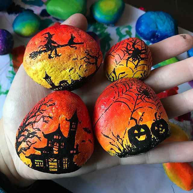 Halloween Rocks #paintedrocks #rockpainting #paintedstones #halloween #halloweenpainting #acrylicpainting #olechkadesign