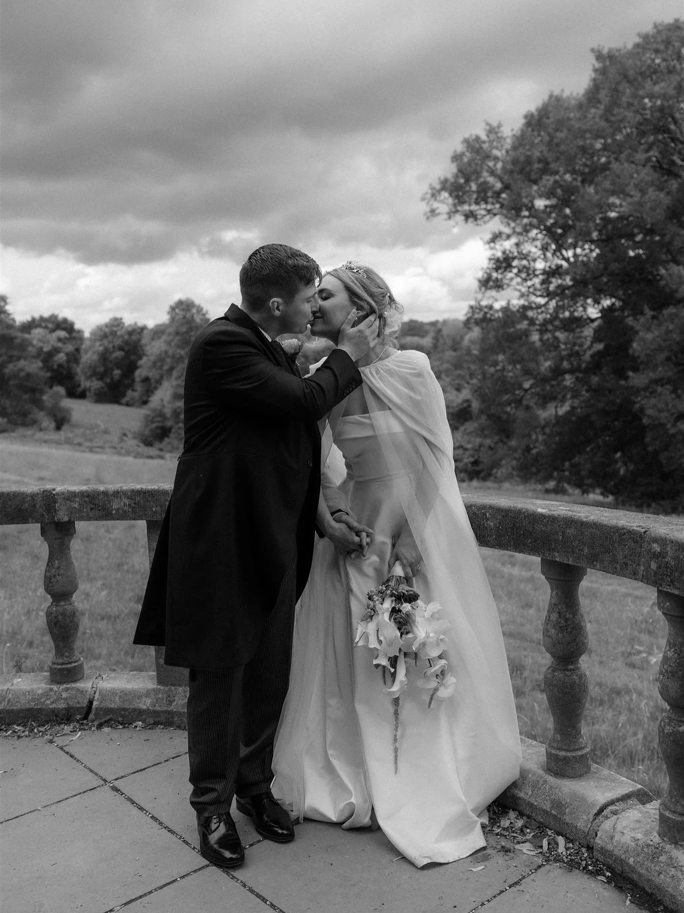 HARRIET &amp; ALEX // on their beautiful wedding day at @nymansnt. The biggest smiles, most heartfelt hugs and two of the most joyful souls I&rsquo;ve ever met. 

I was only with this amazing group of people for a couple of hours one June afternoon. 