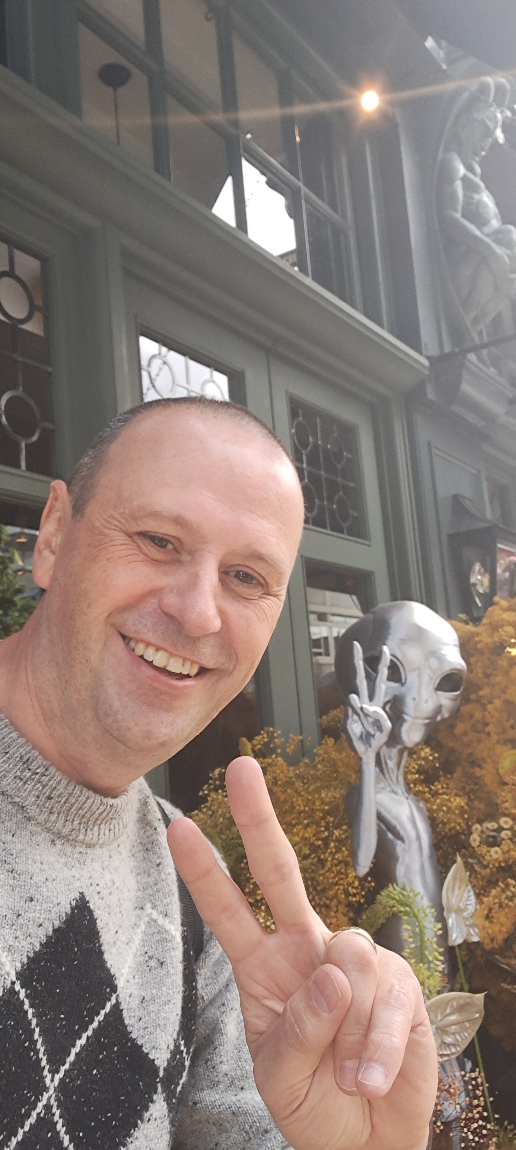 Magnus Rodwell posing with an Alien