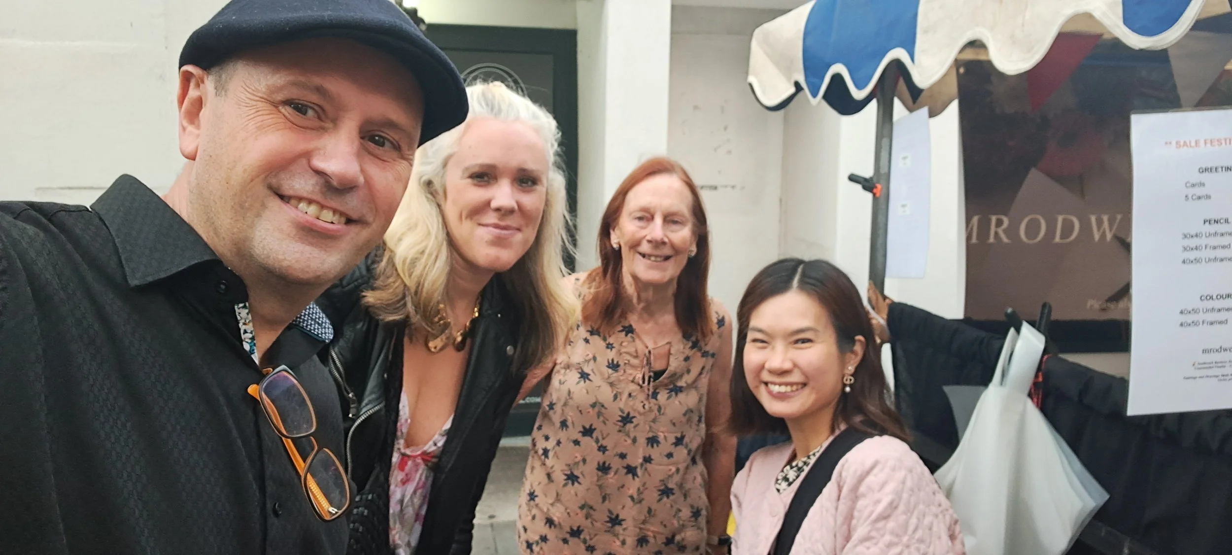 London Artist Selfie with Visitors of Festival