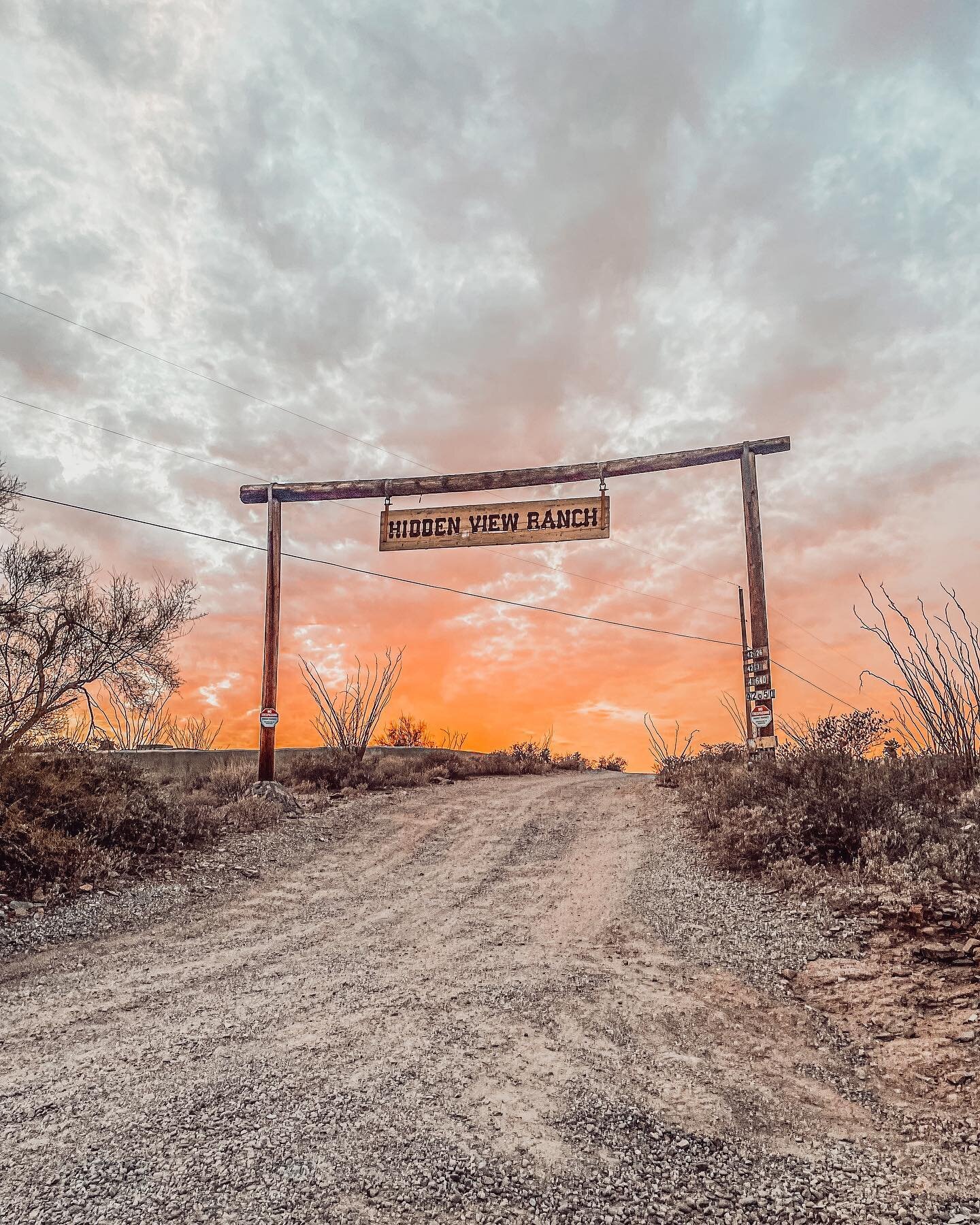 Hidden View Ranch
.
.
.
.
.
.
#arizona #hiking #travel #travelphotography #travelgram #jnstagood #instamood #sunset #explore #vacation #explorearizona #instatravel #sunset #nature #ranch #desert #arizonahiking