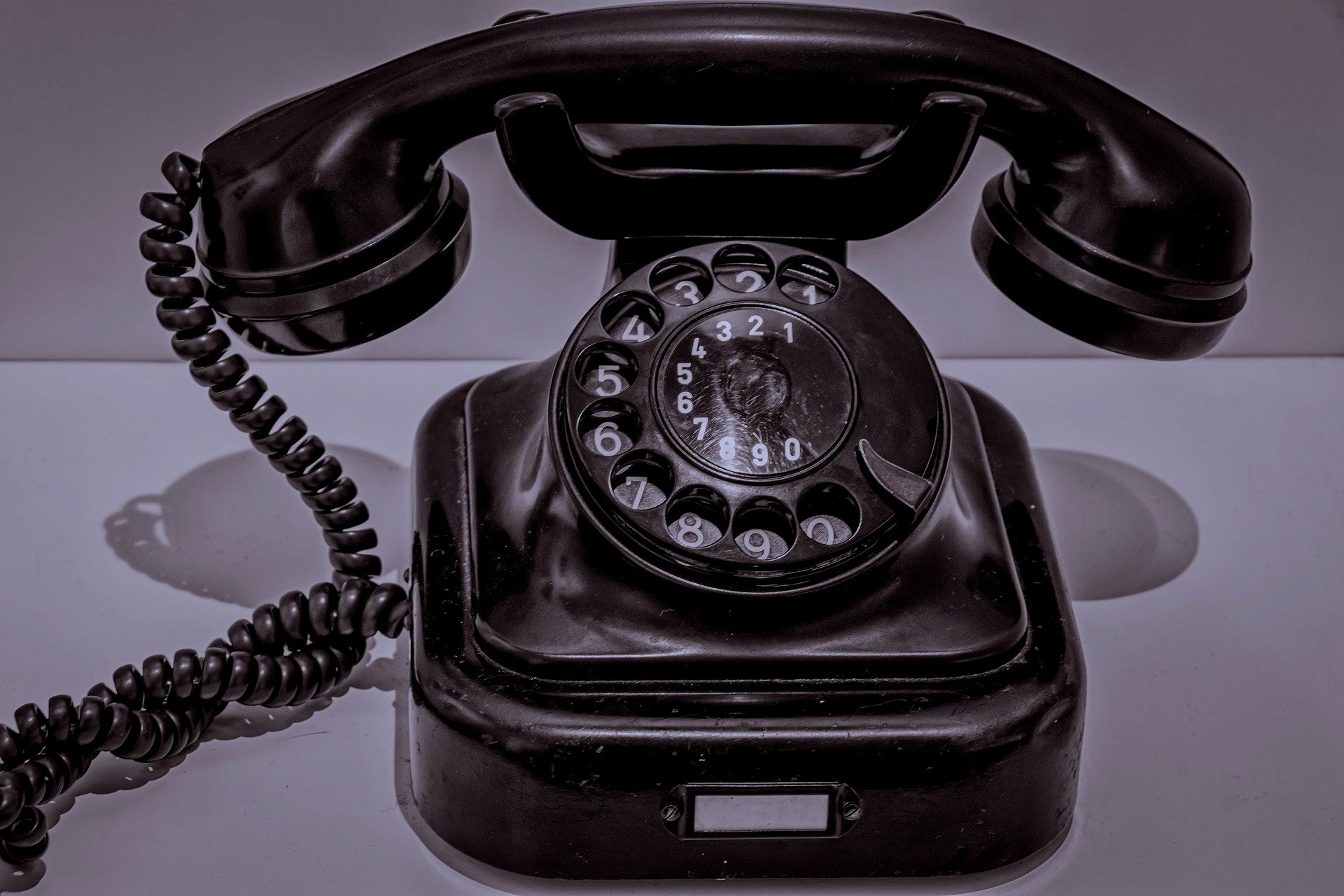 Приличный телефон. Старый телефон. Старинный телефон. Старый телефонный аппарат. Телефон с циферблатом.