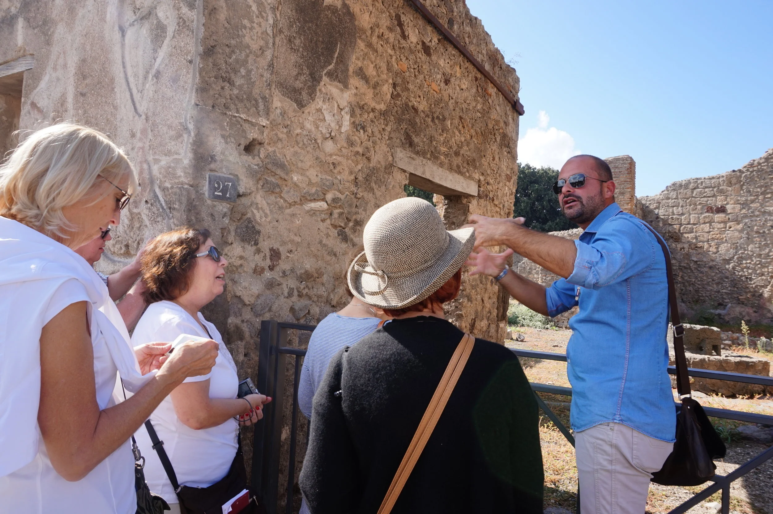 Hire a Local Guide (because it's cool) | Picture by Travel Italian Style 
