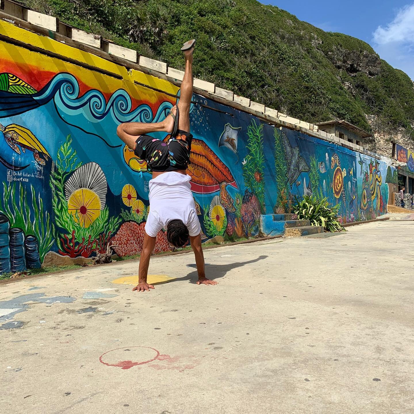 Puerto Rico has some of the coolest murals. The ocean theme is always 💯  Hope everyone is doing great out there! #handstand #yoga #puertorico #isabela #mural #art #painting #fun #exlore #tourism #lululemon #mensyoga #findjoy #bjj #mma #brazilianjiuj