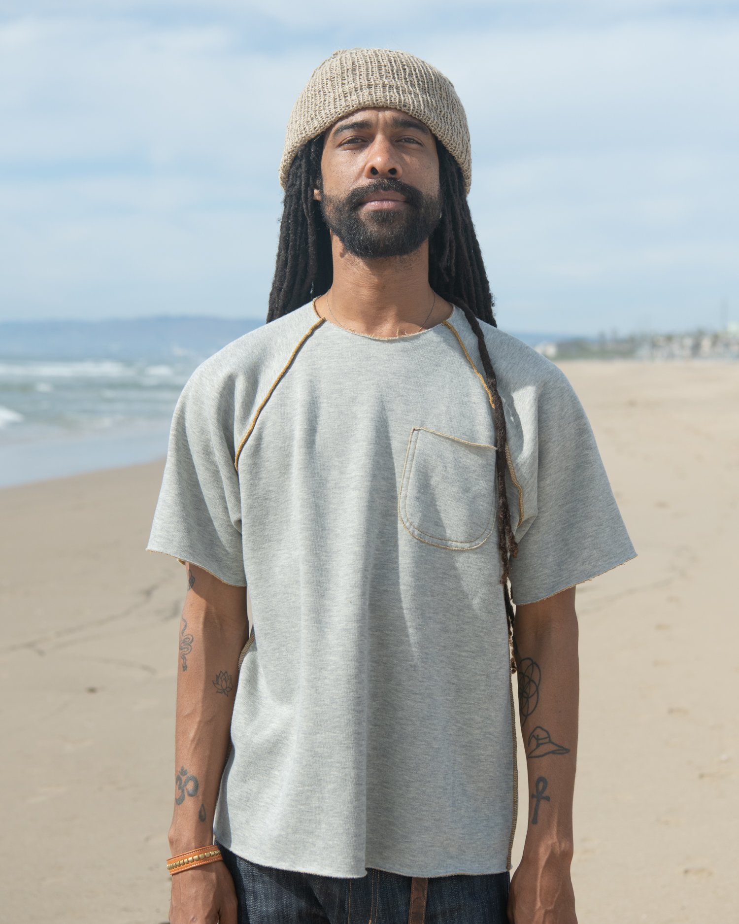 raglan sleeves for enhanced mobility and a relaxed fit. The chest pocket adds a touch of utility, while the cut-off edges lend a rugged, worn-in look. Raglan Crew Short-Sleeve.