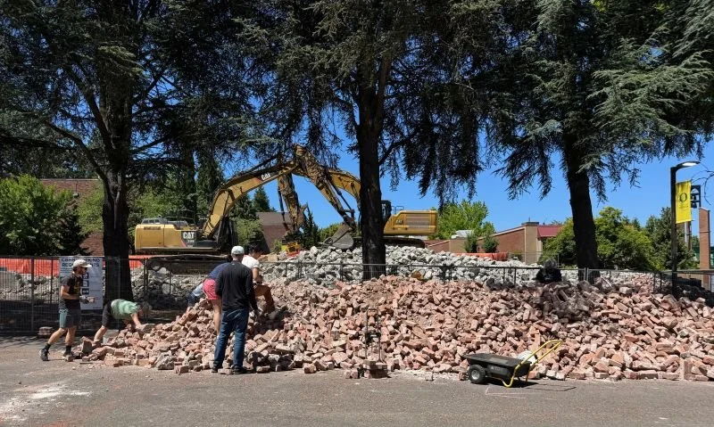 Miles de ladrillos históricos de Concordia encuentran nuevos hogares a través de un evento comunitario de reutilización.