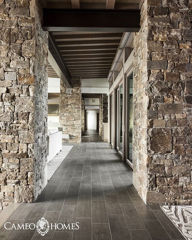 A grand hallway in this mountain modern estate. -

#Utah #hallway #mountainhome #mountainmodern #luxuryhomes #luxurylifestyle #utahhomes #homebuilder #cameohomesinc #parkcity #utahhomebuilder #homedecor #stonework