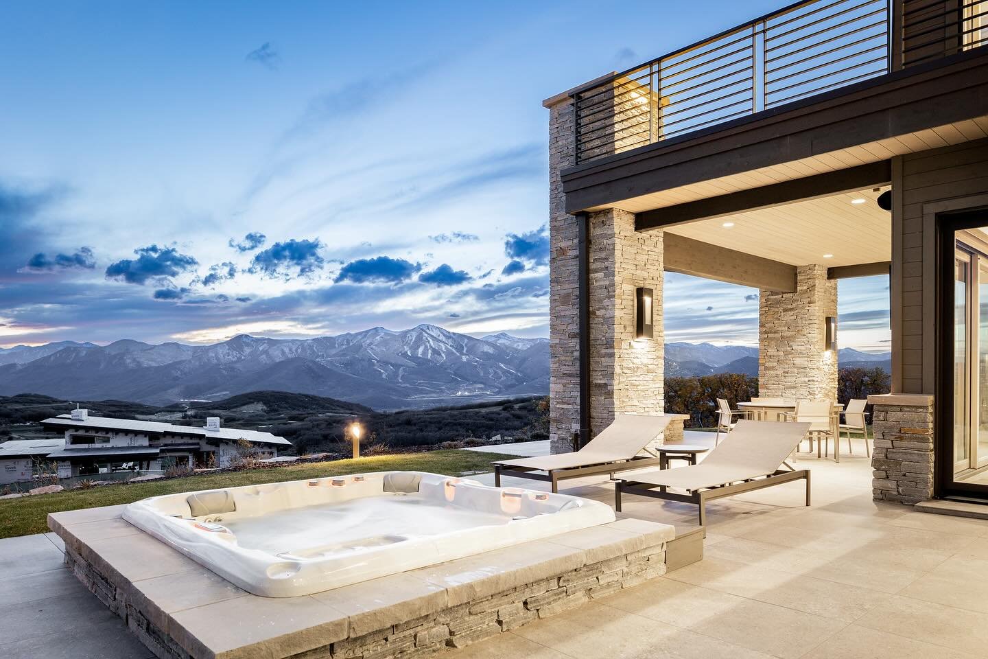 Unwind in luxury, no matter the season. Each of these stunning hot tubs is designed for ultimate relaxation, whether you’re soaking under the stars or taking in breathtaking mountain views. Which one is your dream soak?
-
#hottubs #spa #relaxan