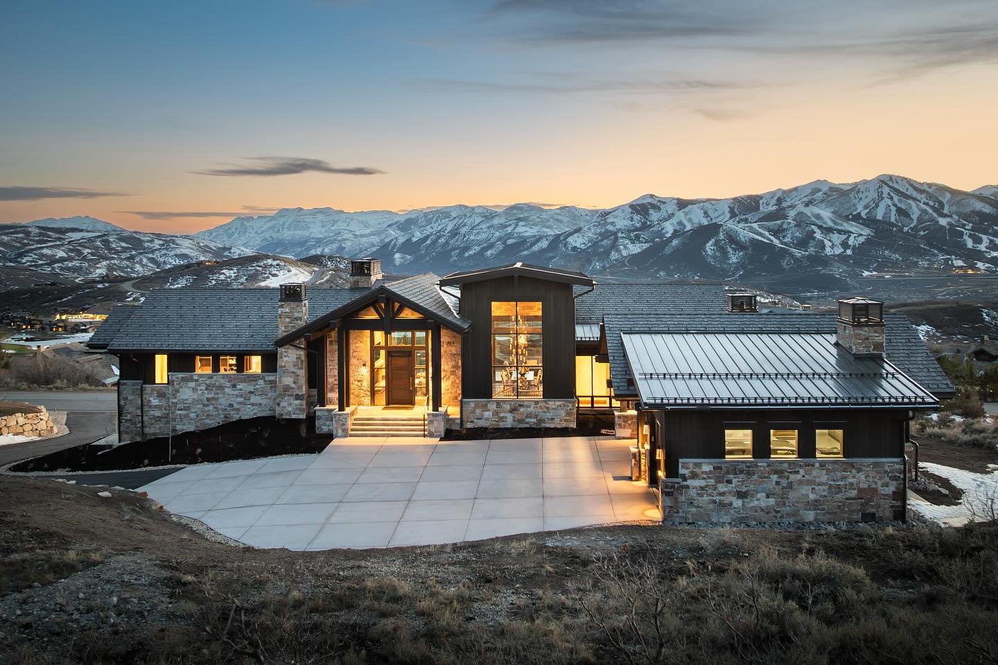 We just completed this immaculate mountain home in Tuhaye where every detail, from the stunning architecture to the breathtaking backyard views, was thoughtfully designed and expertly executed. A true masterpiece right in the heart of mountain luxury