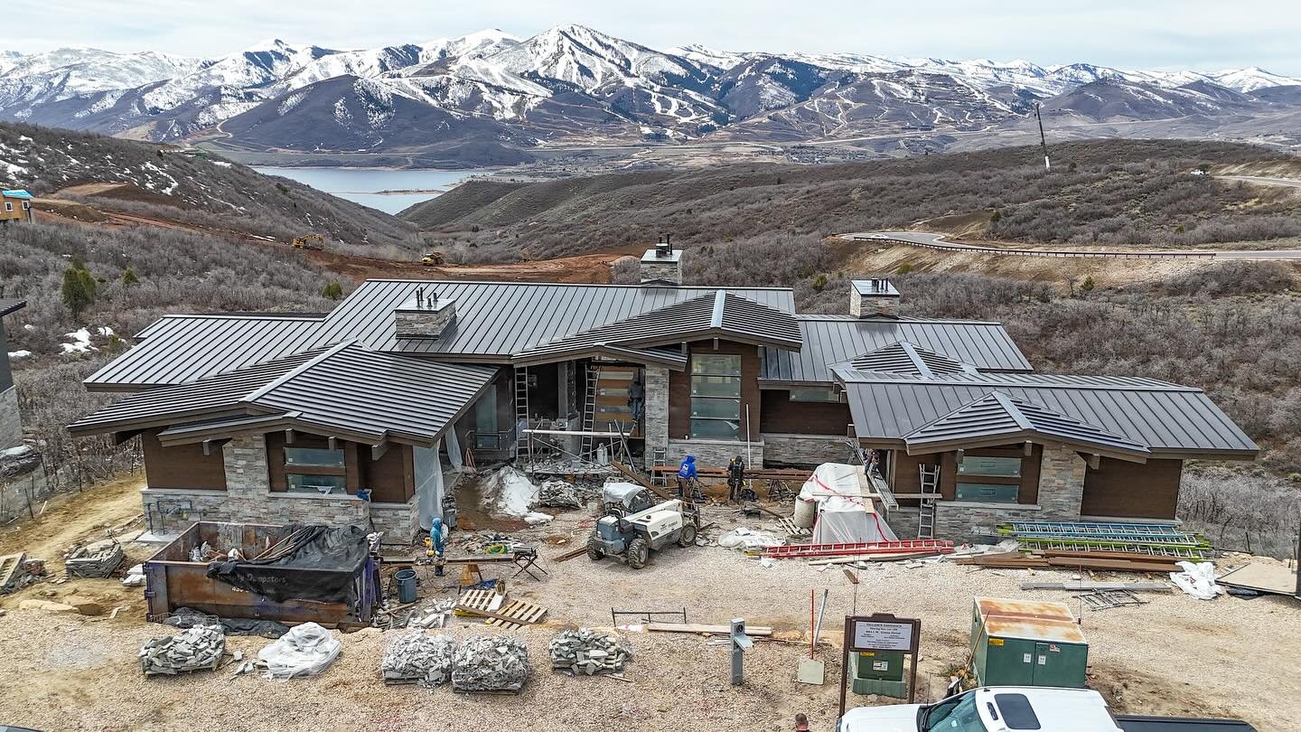 This stunning home we’re building in Tuhaye is coming together beautifully! Perched perfectly to capture breathtaking views of Jordanelle Reservoir and the surrounding mountains, every detail is being thoughtfully crafted to match the incredibl